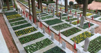 Örnek gösterilen şehitlikte çiçekler açtı