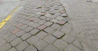 Engebeli kaldırımlar yürümeyi zorlaştırıyor