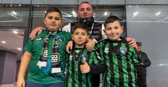 Minik taraftarlardan galibiyet pozu