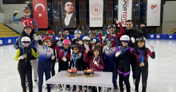 Pasta keserek başarıyı kutladılar