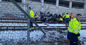 Limana indirilen otomobil tren yoluna uçtu: 1 yaralı