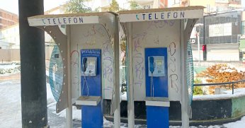 Telefon kulübesindeki yazılar tepki çekiyor
