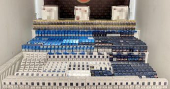 Araçtan 2 bin 300 paket kaçak sigara çıktı