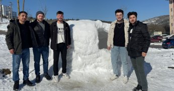 10 saatlik çalışmayla iglo ev inşa ettiler