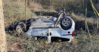 Hafif ticari araç takla attı: 5 yaralı