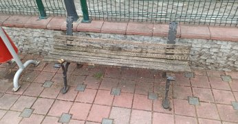 Çocuk parkındaki banklar yenilenmeli