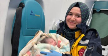 Dünyaya gözlerini ambulansta açtı