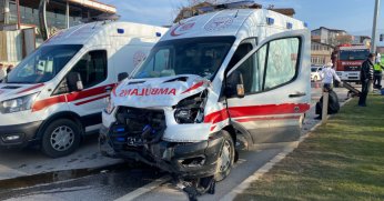 Hamile kadını taşıyan ambulans kaza yaptı: 5 yaralı