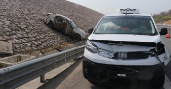 Panelvanla otomobil çarpıştı: 2 yaralı