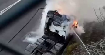 Seyir halindeki tır alevlere teslim oldu