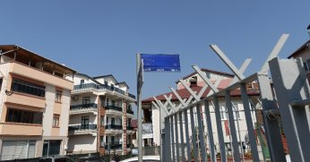 Yazıları silinen tabela yenilenmeli