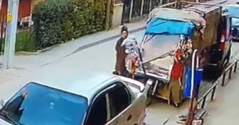 Biri oyaladı, diğeri kucağındaki bebekle çaldı