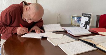 Engelleri kitap yazarak aştı