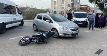 Otomobille çarpışan motosikletli yaralandı