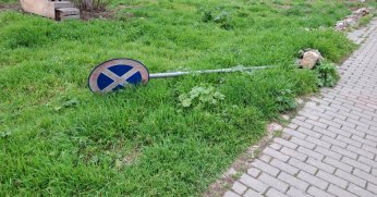 Sökülen tabela yerine takılmalı