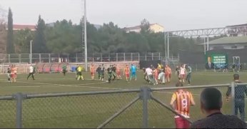 Futbol sahası savaş alanına döndü