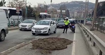 Kamyondan dökülen çamur trafiği altüst etti