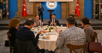 Aktaş çifti, koruyucu ailelerle iftarda buluştu