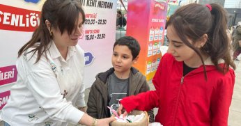 Çocuklara mendil  içinde bayram şekeri