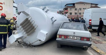 Gaz tankeri yola düştü, iki otomobile çarptı