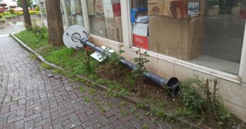 Aydınlatma direği onarılmayı bekliyor