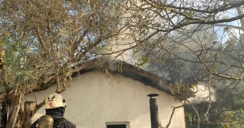 Barbekü çatı yangınına neden oldu