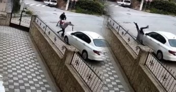 Scooteriyle park halindeki araca çarpıp takla attı