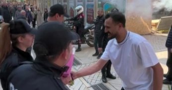 Kavga ihbarına gelen polise sürpriz kutlama