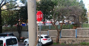 Uyarı levhasının yönü düzeltilmeli