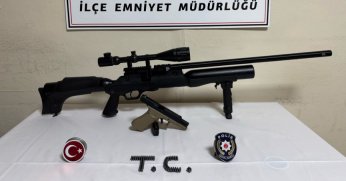 Üzerinden tüfek ve tabanca çıktı