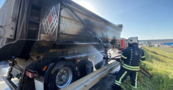 Seyir halindeki tırda yangın çıktı