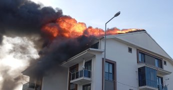 Binanın çatısı alev alev yandı