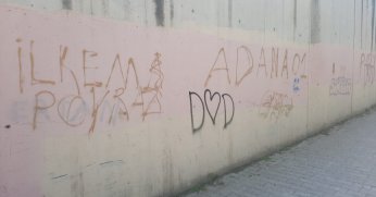 Yazılarla kirletilen duvar tepki çekiyor