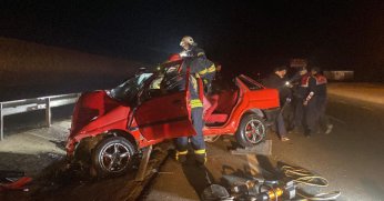 Bariyerlere giren otomobil, iki kişiye mezar oldu