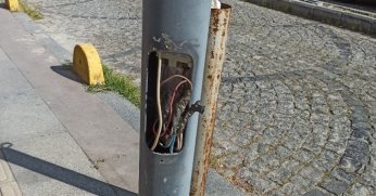 Açıktaki kablolar tepki çekiyor