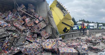 Devrilen tırdan saçılan hurdalar trafiği felç etti