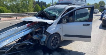 Hafif ticari araç bariyere saplandı