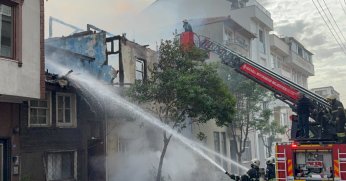 İki ahşap ev alev alev yandı