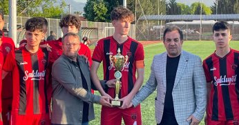 U17 şampiyonları kupalarına kavuştu