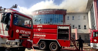 Okulun çatısında korkutan yangın