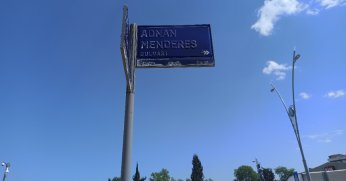 Yazıları silinen tabela yenilenmeli