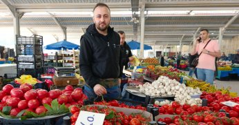 Semt pazarında ürün fiyatları düşüşte