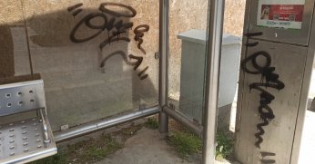 Durak boyalarla kirletildi