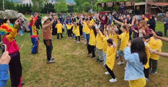 Biyonik kulak kullanan çocuklar piknikte buluştu