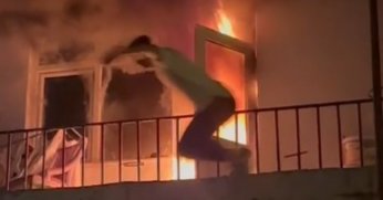 Yangından balkondan atlayarak kurtuldu