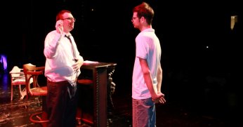 Özel bireyler tiyatroda yeteneklerini sergiledi