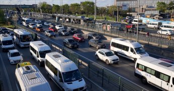 Trafiğe kayıtlı taşıtların yarıya  yakını 4 büyük şehirde yollarda