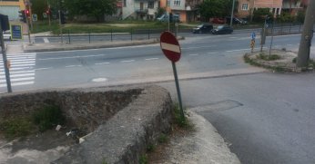 Uyarı levhası düzeltilmeli