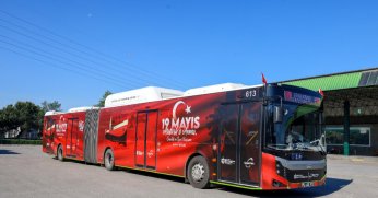 Otobüs ve tramvaylar 19 Mayıs’a özel giydirildi