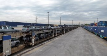 Otomobiller boğazı trenle geçti